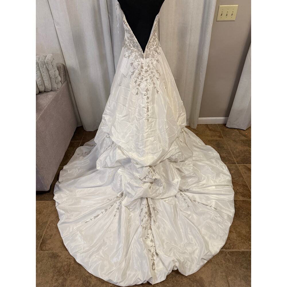 Strapless Wedding Dress/Gown By David's Bridal Size 0 with Bustle - Picture 6 of 9